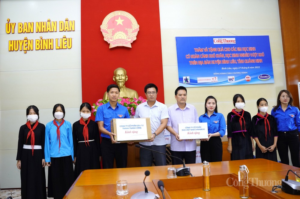 đồng chí Hoàng Trần Phương – Phó Bí thư Đoàn Thanh niên Bộ Công Thương; đồng chí Lê Thị Thanh Huyền – Bí thư Đoàn Thanh niên Báo Công Thương