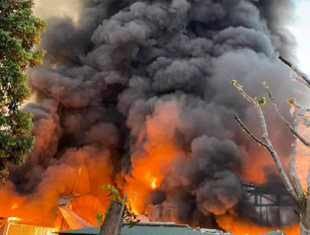 Do nguồn nguyên liệu và các sản phẩm là nhựa nên đám cháy nhanh chóng bốc lên dữ dội. Do nguồn nguyên liệu và các sản phẩm là nhựa nên đám cháy nhanh chóng bốc lên dữ dội.