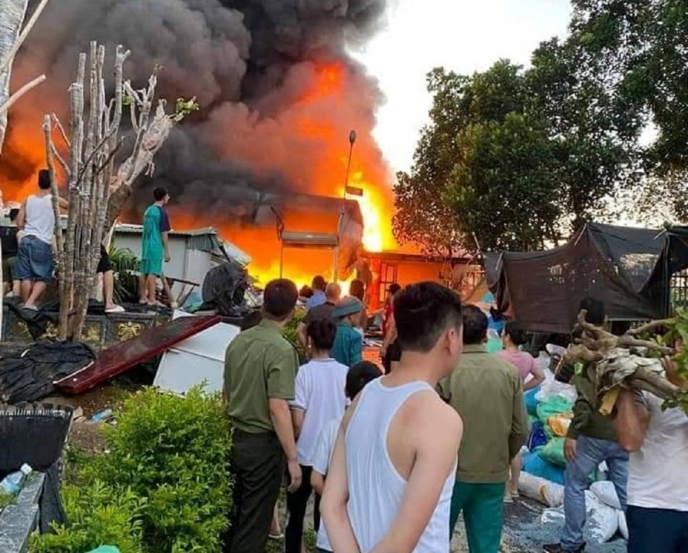 Hiện trường vụ cháy tại cơ sở sản xuất nhựa Hiện trường vụ cháy tại cơ sở sản xuất nhựa