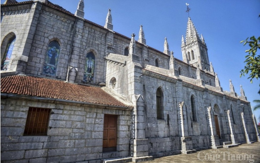 Vẻ đẹp mê hoặc của thánh đường bằng đá ở Nghệ An Vẻ đẹp mê hoặc của thánh đường bằng đá ở Nghệ An