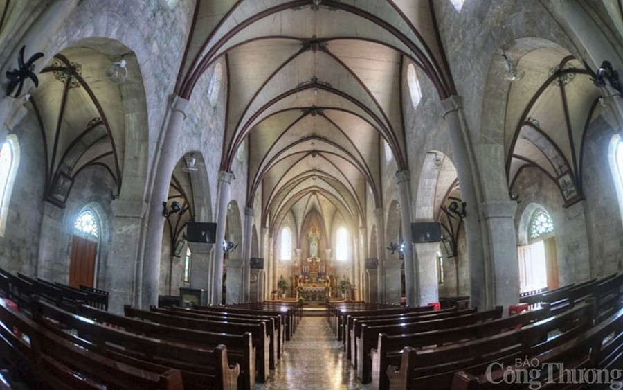 Vẻ đẹp mê hoặc của thánh đường bằng đá ở Nghệ An Vẻ đẹp mê hoặc của thánh đường bằng đá ở Nghệ An