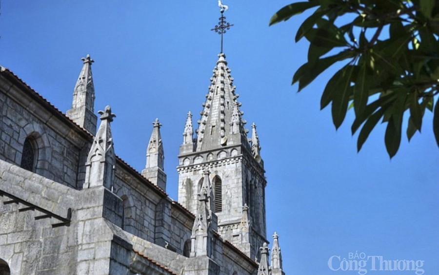 Vẻ đẹp mê hoặc của thánh đường bằng đá ở Nghệ An Vẻ đẹp mê hoặc của thánh đường bằng đá ở Nghệ An