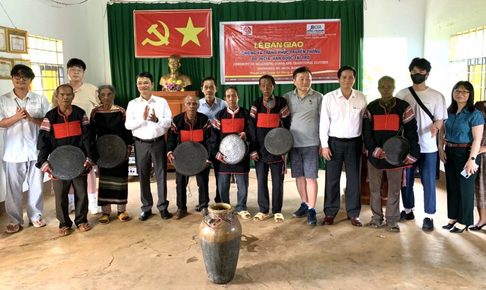 Đắk Lắk: Bàn giao chiêng và trang phục truyền thống cho đồng bào dân tộc Đắk Lắk: Bàn giao chiêng và trang phục truyền thống cho đồng bào dân tộc