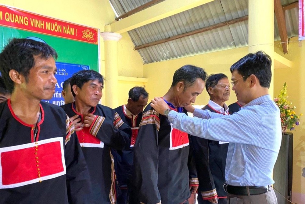 Đắk Lắk: Bàn giao chiêng và trang phục truyền thống cho đồng bào dân tộc Đắk Lắk: Bàn giao chiêng và trang phục truyền thống cho đồng bào dân tộc