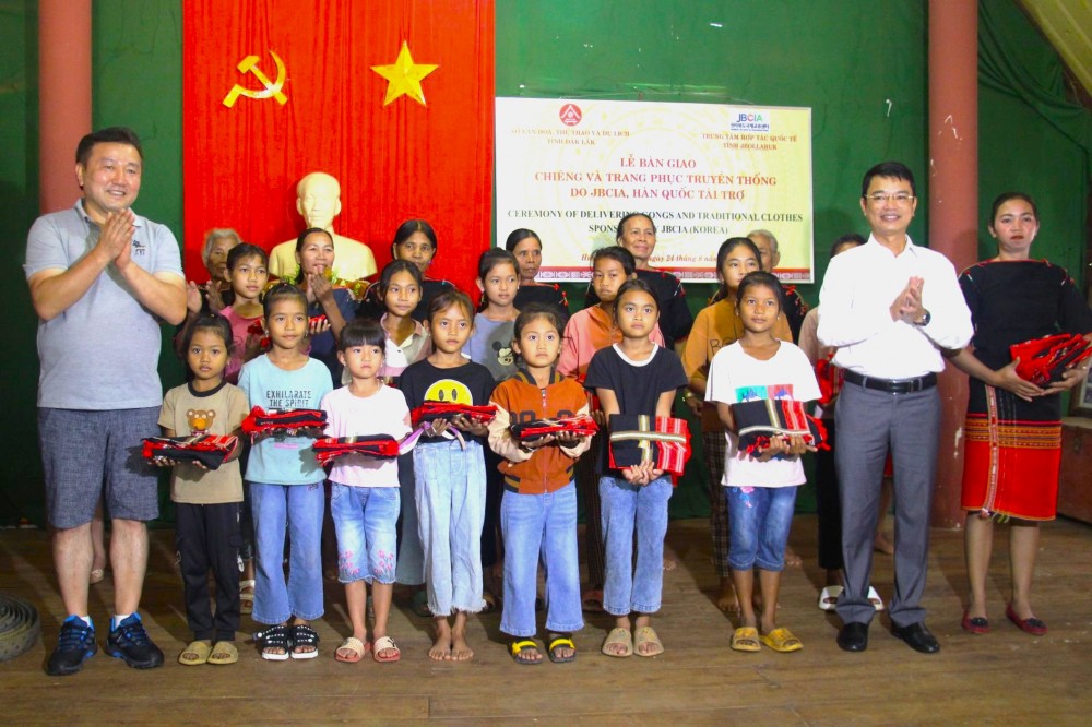 Đắk Lắk: Bàn giao chiêng và trang phục truyền thống cho đồng bào dân tộc Đắk Lắk: Bàn giao chiêng và trang phục truyền thống cho đồng bào dân tộc