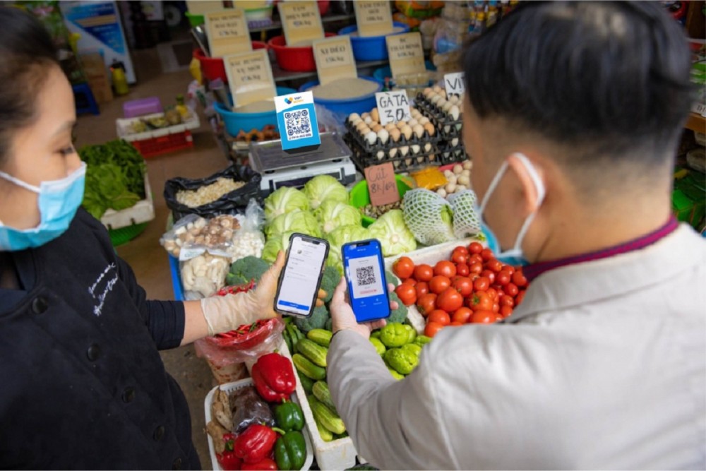 Khách hàng thanh toán qua QR Code tại chợ Khách hàng thanh toán qua QR Code tại chợ