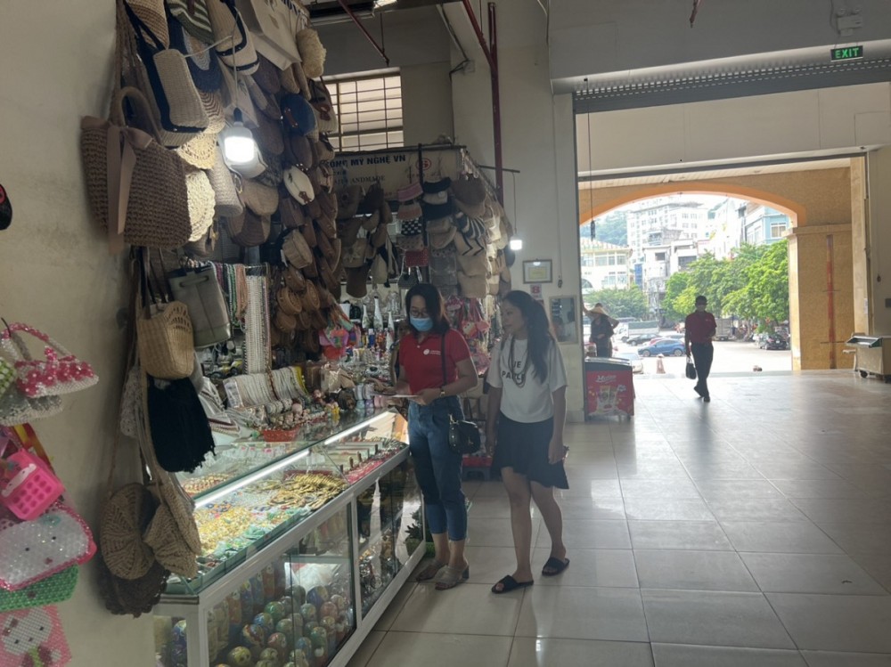 Nhân viên các đơn vị viễn thông, ngân hàng... hướng dẫn cho các tiểu thương tại chợ Nhân viên các đơn vị viễn thông, ngân hàng... hướng dẫn cho các tiểu thương tại chợ