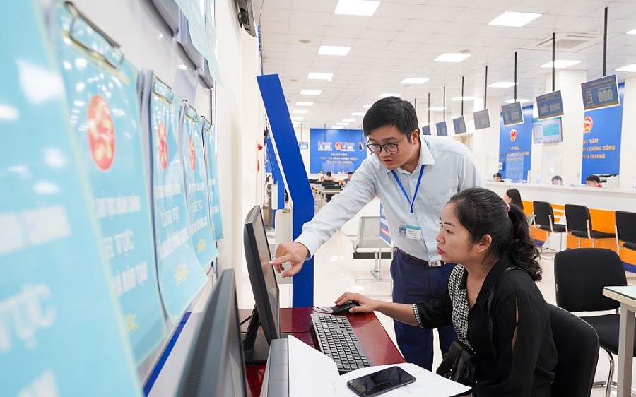 Cán bộ hướng dẫn người dân cách làm thủ tục online tại TT HCC Tuyên Quang Cán bộ hướng dẫn người dân cách làm thủ tục online tại TT HCC Tuyên Quang