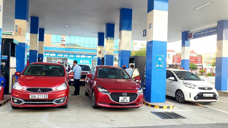 Chủ phương tiện ô tô, xe máy chen chúc đổ xô đến đổ xăng vào cuối giờ chiều nay tại cửa hàng xăng dầu số 31 Chủ phương tiện ô tô, xe máy chen chúc đổ xô đến đổ xăng vào cuối giờ chiều nay tại cửa hàng xăng dầu số 31