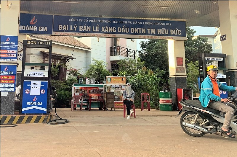 Một người dân vào đổ xăng đành ngậm ngùi quay ra khi nhân viên cửa hàng báo hết xăng (Ảnh chụp trên địa bàn xã Cư Êbur, TP Buôn Ma Thuột vào chiều 31/8). Một người dân vào đổ xăng đành ngậm ngùi quay ra khi nhân viên cửa hàng báo hết xăng (Ảnh chụp trên địa bàn xã Cư Êbur, TP Buôn Ma Thuột vào chiều 31/8).