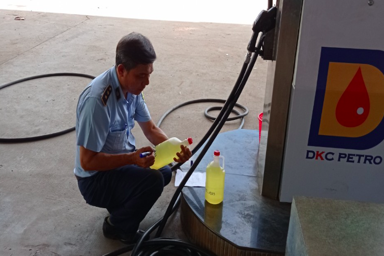 Hoạt động kiểm tra và lấy mẫu xăng