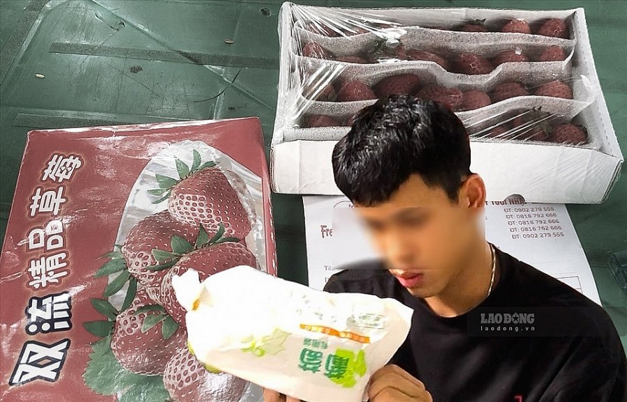 Các loại hoa quả được quảng cáo là hàng nhập khẩu được bán với đủ các mức giá khác nhau. Các loại hoa quả được quảng cáo là hàng nhập khẩu được bán với đủ các mức giá khác nhau.