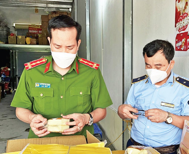 Hà Nội: Xử lý 2.311 vụ vi phạm buôn lậu, gian lận thương mại và hàng giả Hà Nội: Xử lý 2.311 vụ vi phạm buôn lậu, gian lận thương mại và hàng giả