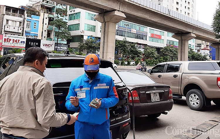 Người dân mua xăng dầu tại Hà Nội Người dân mua xăng dầu tại Hà Nội