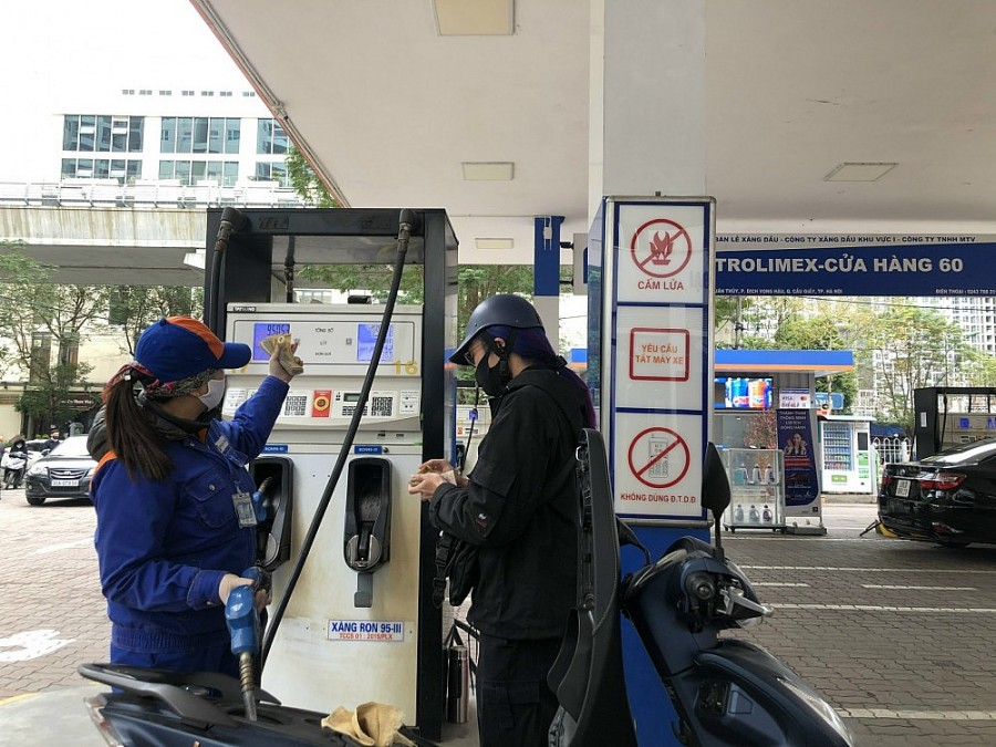 Người tiêu dùng đổ xăng tại cây xăng trên đường Cầu Giấy, Hà Nội Người tiêu dùng đổ xăng tại cây xăng trên đường Cầu Giấy, Hà Nội