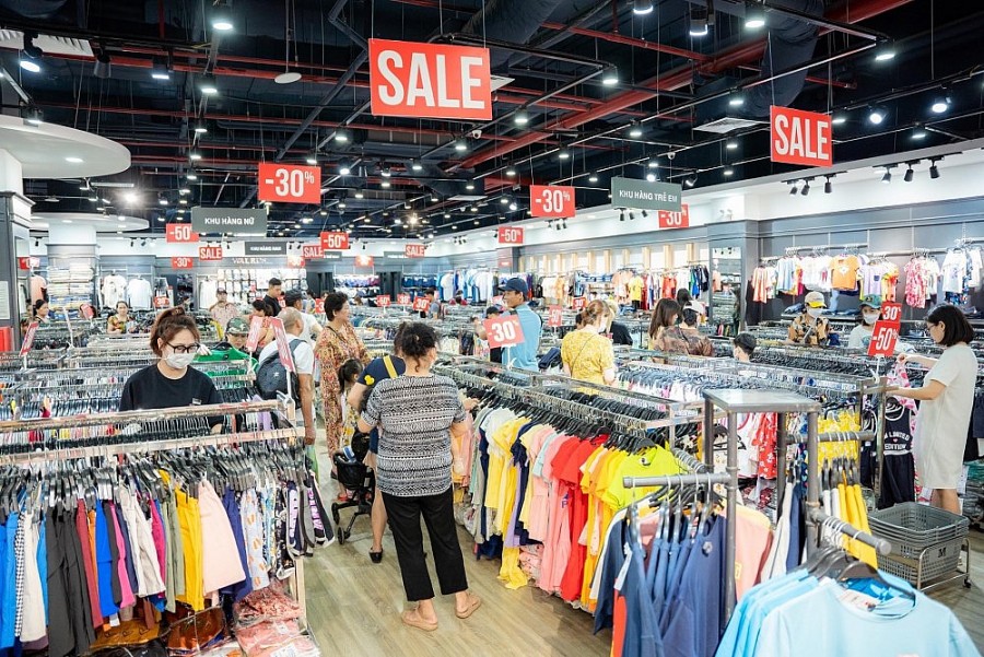 “Cơn bão” mua sắm trên khắp hệ thống TTTM Vincom khi các thương hiệu lớn như Adidas, Fila, Nine West, Pierre Cardin, AMM, Pantio, Rabity, Kiehl’s, The Body Shop… “tung” khuyến mãi đến 50% từ ngày 01 - 04/9 “Cơn bão” mua sắm trên khắp hệ thống TTTM Vincom khi các thương hiệu lớn như Adidas, Fila, Nine West, Pierre Cardin, AMM, Pantio, Rabity, Kiehl’s, The Body Shop… “tung” khuyến mãi đến 50% từ ngày 01 - 04/9