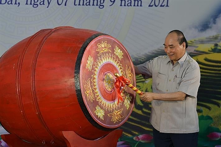 Chủ tịch nước Nguyễn Xuân Phúc đánh trống khai giảng năm học 2021-2022. Chủ tịch nước Nguyễn Xuân Phúc đánh trống khai giảng năm học 2021-2022.