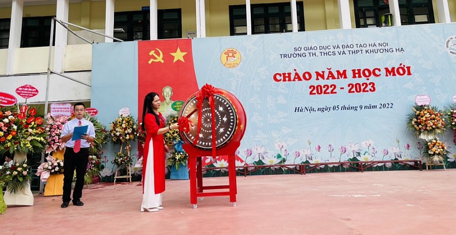 Hiệu trưởng Ths Nguyễn Phương Liên - Bí thư chi bộ - Hiệu trưởng đánh trống khai giảng năm học mới. Hiệu trưởng Ths Nguyễn Phương Liên - Bí thư chi bộ - Hiệu trưởng đánh trống khai giảng năm học mới.