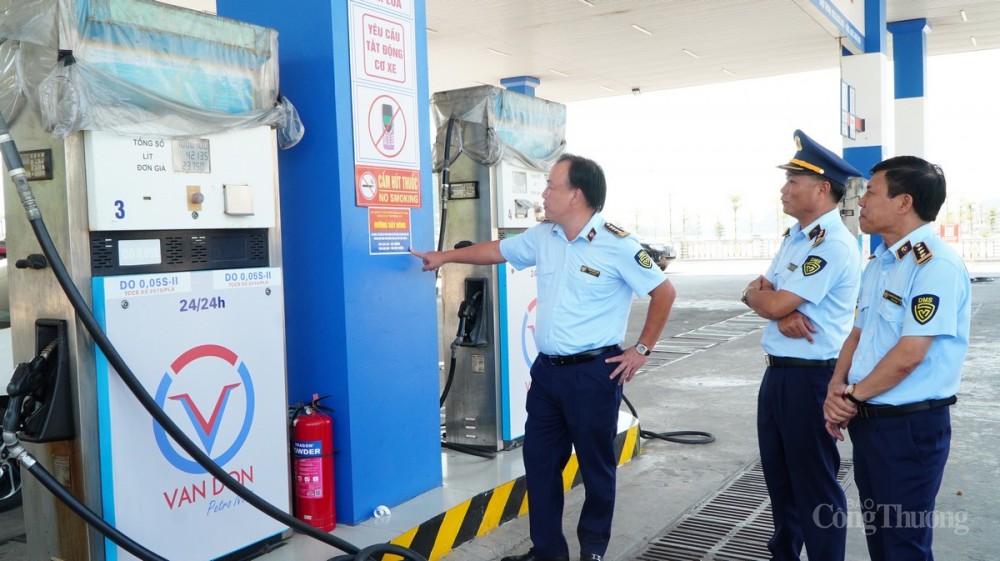 Tổng cục Quản lý thị trường kiểm tra cửa hàng xăng dầu tại Quảng Ninh Tổng cục Quản lý thị trường kiểm tra cửa hàng xăng dầu tại Quảng Ninh