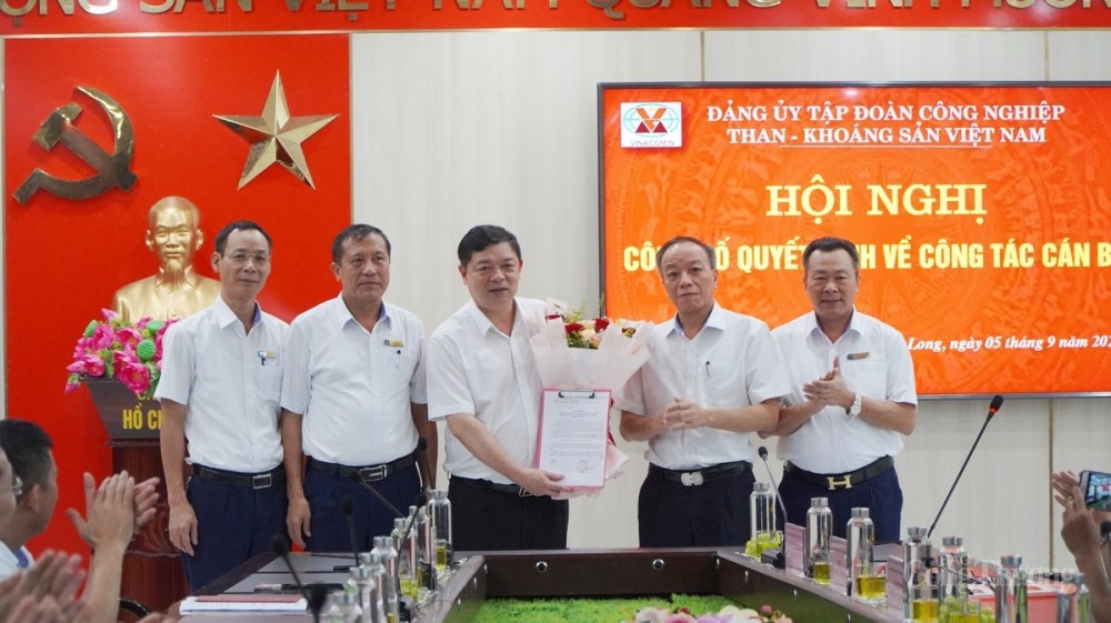 Đồng chí Khuất Mạnh Thắng, Phó Bí thư Thường trực Đảng uỷ Tập đoàn Công nghiệp Than - Khoáng sản Việt Nam đã trao Quyết định chức danh Bí thư Đảng ủy Công ty bổ sung vào nhiệm kỳ 2020-2025 cho đồng chí Phạm Hồng Thanh, Giám đốc Công ty Tuyển Than Hòn Gai – Vinacomin Đồng chí Khuất Mạnh Thắng, Phó Bí thư Thường trực Đảng uỷ Tập đoàn Công nghiệp Than - Khoáng sản Việt Nam đã trao Quyết định chức danh Bí thư Đảng ủy Công ty bổ sung vào nhiệm kỳ 2020-2025 cho đồng chí Phạm Hồng Thanh, Giám đốc Công ty Tuyển Than Hòn Gai