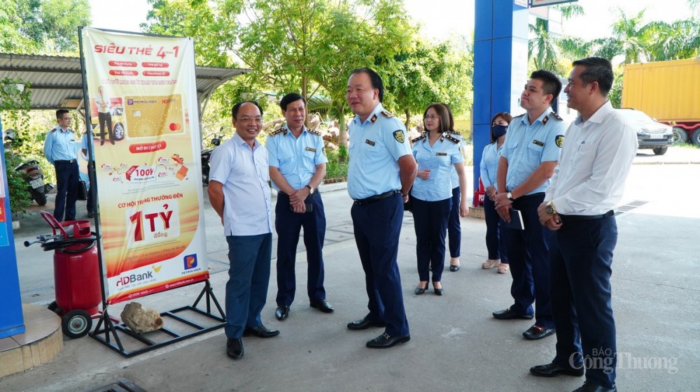 Tổng cục Quản lý thị trường kiểm tra cửa hàng xăng dầu tại Quảng Ninh Tổng cục Quản lý thị trường kiểm tra cửa hàng xăng dầu tại Quảng Ninh