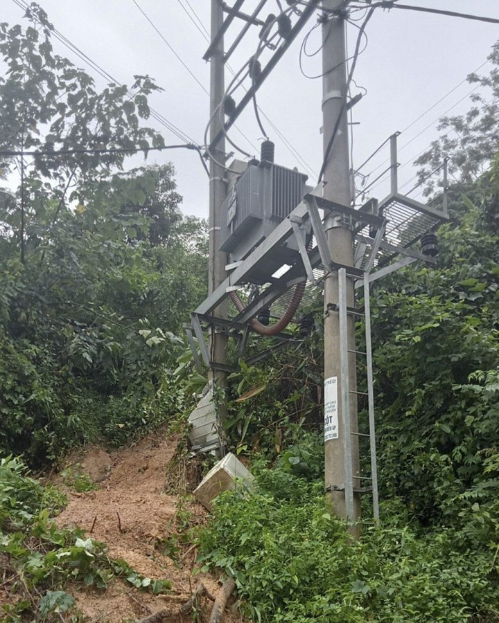 Công nhân Điện lực Kỳ Sơn khắc phục cột gãy đổ do mưa lũ đêm 4/9 trên địa bàn xã Bảo Nam. Công nhân Điện lực Kỳ Sơn khắc phục cột gãy đổ do mưa lũ đêm 4/9 trên địa bàn xã Bảo Nam.