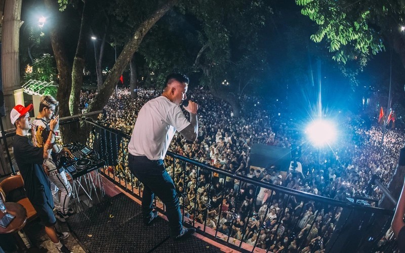 Hát ở ban công có hàng ngàn người theo dõi, ca sĩ Tuấn Hưng bị xem xét xử phạt Hát ở ban công có hàng ngàn người theo dõi, ca sĩ Tuấn Hưng bị xem xét xử phạt