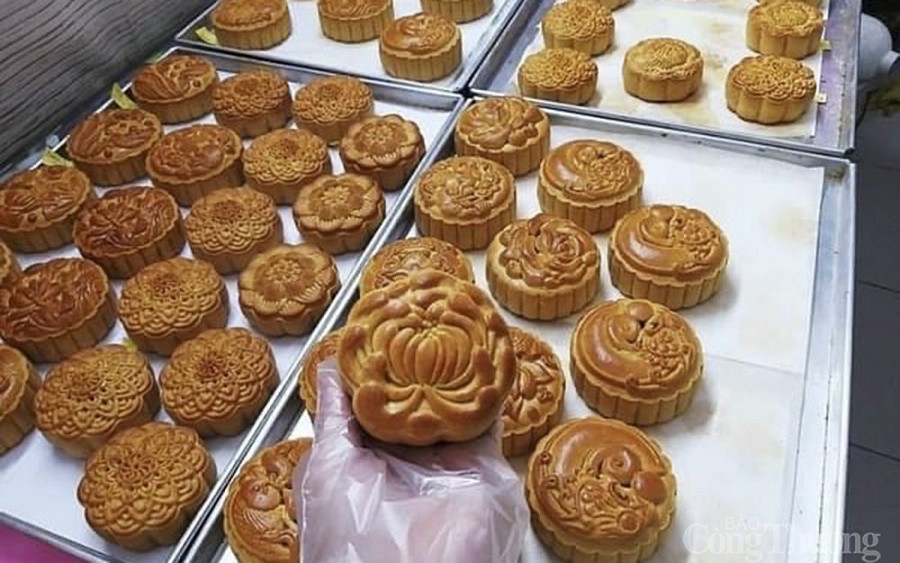 Bánh trung thu nhà làm có nhiều kích cỡ, màu sắc và hương vị hơn, dòng bánh này không chất bảo quản, không phụ gia thực phẩm. Bánh trung thu nhà làm có nhiều kích cỡ, màu sắc và hương vị hơn, dòng bánh này không chất bảo quản, không phụ gia thực phẩm.