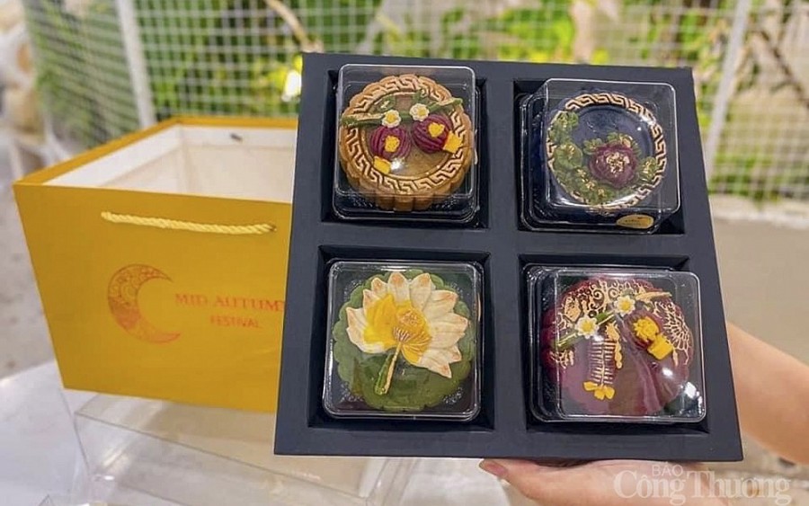 Dòng bánh trung thu thủ công, đòi hỏi sự tỉ mẩn trong từng chi tiết. Dòng bánh trung thu thủ công, đòi hỏi sự tỉ mẩn trong từng chi tiết.