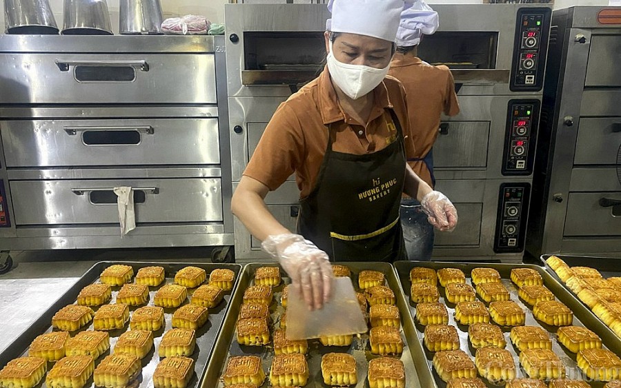 Nguyên liệu đầu vào năm nay tăng cao nên giá bánh cũng “nhích” theo khoảng 10-15%. Nguyên liệu đầu vào năm nay tăng cao nên giá bánh cũng “nhích” theo khoảng 10-15%.