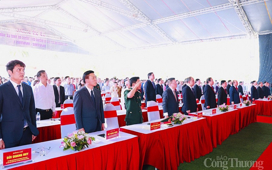 Dự Lễ kỷ niệm có Chủ tịch nước Nguyễn Xuân Phúc cùng các đồng chí lãnh đạo và nguyên lãnh đạo Đảng, Nhà nước. Dự Lễ kỷ niệm có Chủ tịch nước Nguyễn Xuân Phúc cùng các đồng chí lãnh đạo và nguyên lãnh đạo Đảng, Nhà nước.