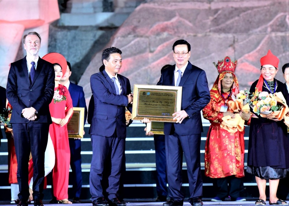 Chủ tịch UBND tỉnh Hà Giang Nguyễn Văn Sơn vinh dự đón nhận Bằng ghi danh cho Di sản Thực hành Then