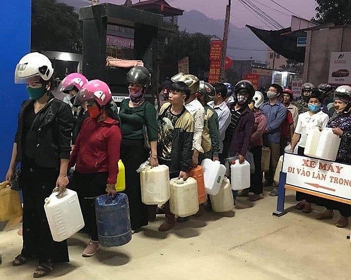 Người dân đem can, chai nhựa đi mua xăng không bị cấm