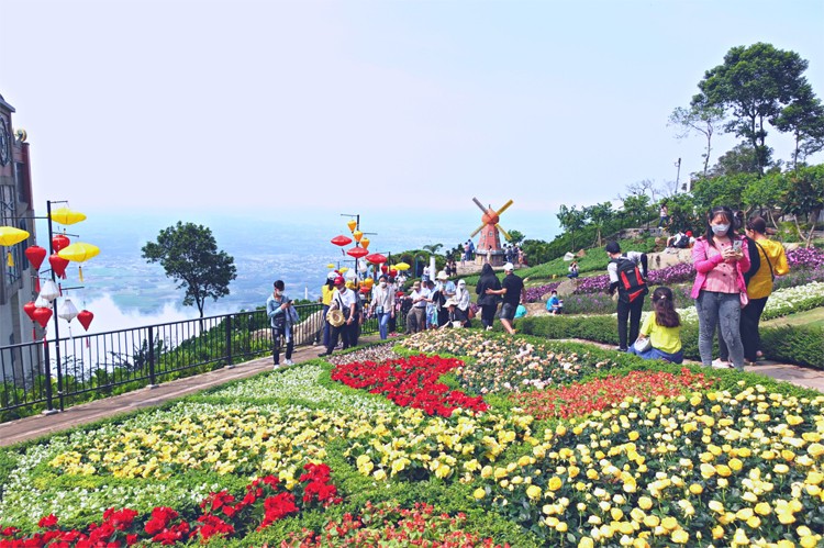 Sun World Ba Den Mountain tổ chức đêm hội trăng rằm với nhiều hoạt động hấp dẫn Sun World Ba Den Mountain tổ chức đêm hội trăng rằm với nhiều hoạt động hấp dẫn