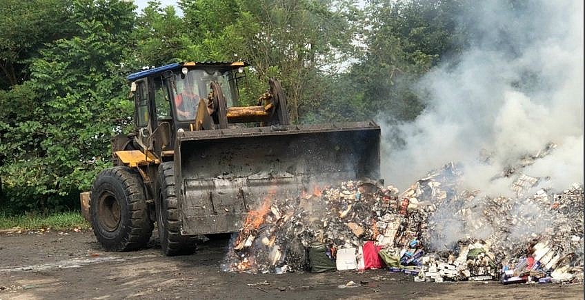 Long An ngăn chặn kịp thời gần 2.000 bao thuốc lá điếu nhập lậu chuẩn bị đưa đi tiêu thụ Long An ngăn chặn kịp thời gần 2.000 bao thuốc lá điếu nhập lậu chuẩn bị đưa đi tiêu thụ