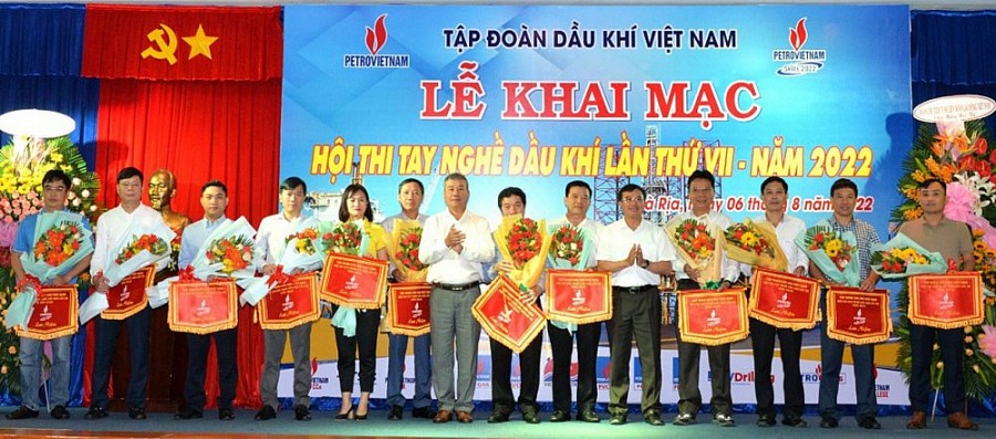 Lãnh đạo Tập đoàn tặng hoa và cờ cho lãnh đạo các đơn vị có thí sinh tham gia Lãnh đạo Tập đoàn tặng hoa và cờ cho lãnh đạo các đơn vị có thí sinh tham gia