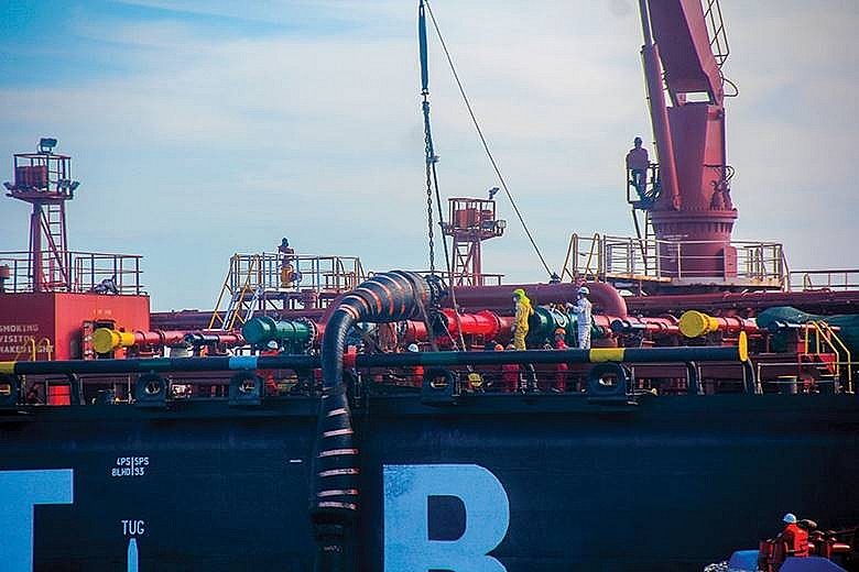 Chuẩn bị lắp ống bơm dầu Chuẩn bị lắp ống bơm dầu