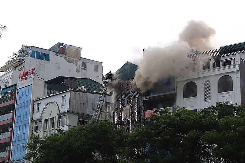 Vào khoảng 12h30 ngày 1/8, tại quán karaoke số nhà 231 phố Quan Hoa (phường Quan Hoa, Cầu Giấy, Hà Nội) xảy ra một vụ cháy lớn tại tầng 6 Vào khoảng 12h30 ngày 1/8, tại quán karaoke số nhà 231 phố Quan Hoa (phường Quan Hoa, Cầu Giấy, Hà Nội) xảy ra một vụ cháy lớn tại tầng 6