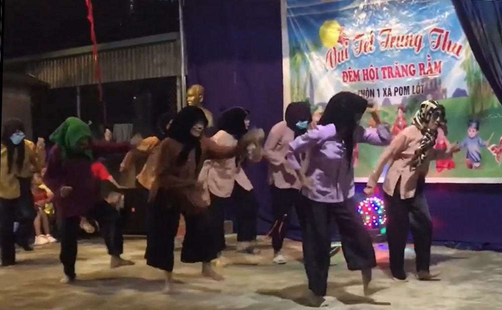 9 cụ già hơn 70 tuổi nhảy trong đêm trung thu gây sốt mạng 