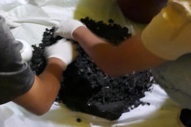 Hình ảnh tro cốt bé trai bị thiêu khi Công an tỉnh Lâm Đồng tiếp nhận để giám định Hình ảnh tro cốt bé trai bị thiêu khi Công an tỉnh Lâm Đồng tiếp nhận để giám định