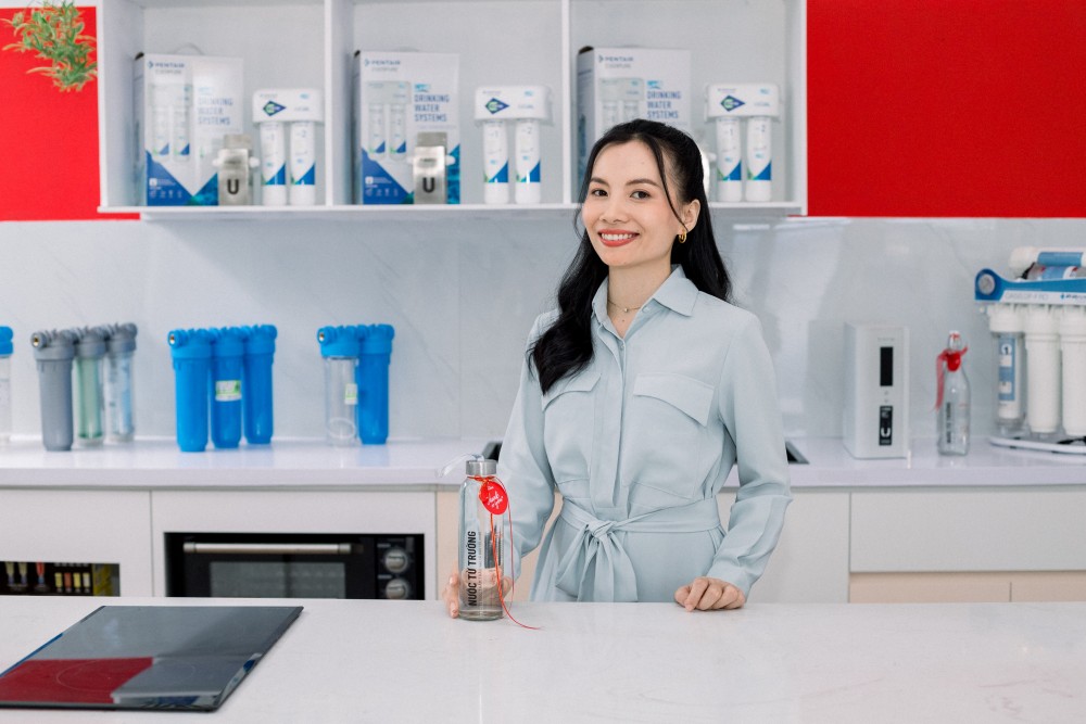 Chị Nguyễn Thị Minh Đăng bên các sản phẩm máy lọc nước của công ty Koro Chị Nguyễn Thị Minh Đăng bên các sản phẩm máy lọc nước của công ty Koro