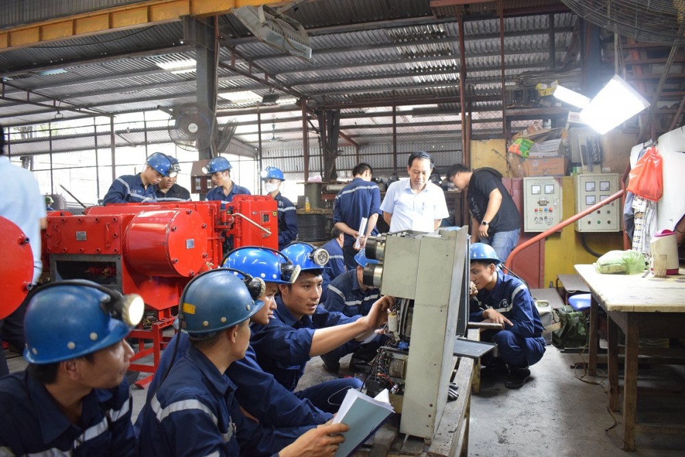 Các thí sinh thực hiện phần thisửa máy cắt 6KV và hệ thống tủ điều khiển Các thí sinh thực hiện phần thisửa máy cắt 6KV và hệ thống tủ điều khiển