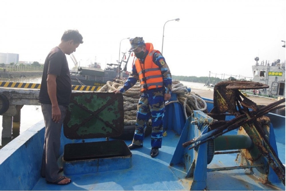 Cơ quan chức năng kiểm tra số dầu lậu mà tàu HP 3911 vận chuyển. Ảnh: Văn Minh