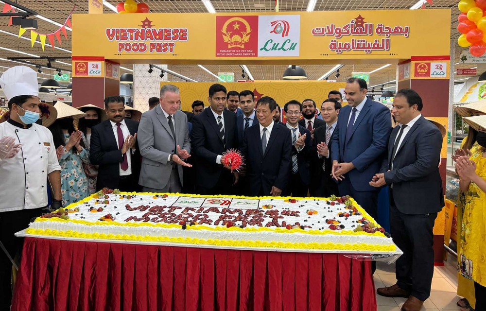 Đại sứ Nguyễn Mạnh Tuấn và các đại biểu khai mạc Lễ hội quảng bá nông sản và thực phẩm Việt Nam tại hệ thống siêu thị Lulu Đại sứ Nguyễn Mạnh Tuấn và các đại biểu khai mạc Lễ hội quảng bá nông sản và thực phẩm Việt Nam tại hệ thống siêu thị Lulu