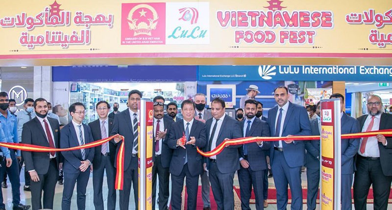 Đại sứ Nguyễn Mạnh Tuấn và các đại biểu cắt băng khai trương Tuần lễ Vietnamese Food Fest tại siêu thị Lulu, UAE Đại sứ Nguyễn Mạnh Tuấn và các đại biểu cắt băng khai trương Tuần lễ Vietnamese Food Fest tại siêu thị Lulu, UAE