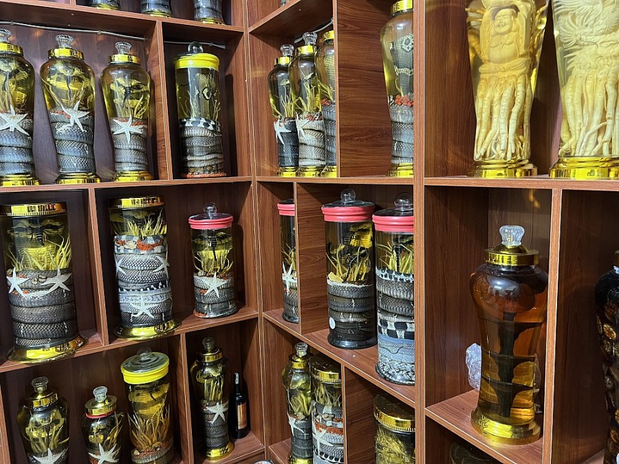 Quản lý thị trường Hà Nội tiếp tục thu giữ gần 1.000 lít rượu không rõ nguồn gốc tại quận Hà Đông