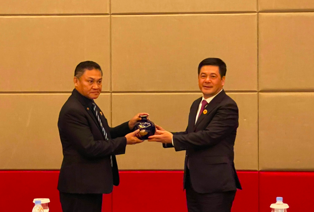 Bộ trưởng Nguyễn Hồng Diên tặng quà lưu niệm Bộ trưởng Jose Lucas Da Silva Bộ trưởng Nguyễn Hồng Diên tặng quà lưu niệm Bộ trưởng Jose Lucas Da Silva