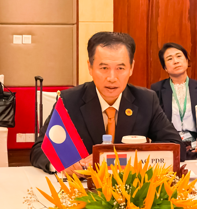 Bộ trưởng Bộ Công Thương Lào Mạ-lay-thong Côm-mạ-xít