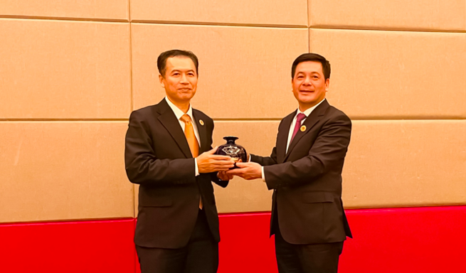 Bộ trưởng Nguyễn Hồng Diên tặng quà lưu niệm  Bộ trưởng Mạ-lay-thong Côm-mạ-xít