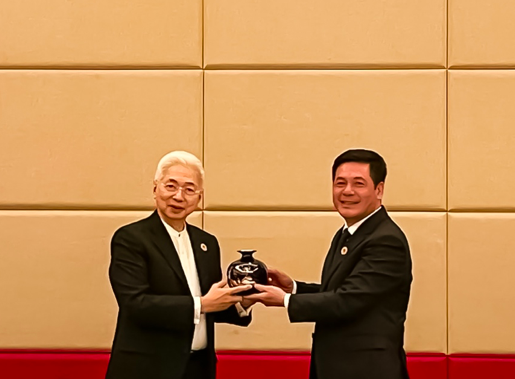 Bộ trưởng Nguyễn Hồng Diên tặng quà lưu niệm Bộ trưởng Alfredo E. Pascual Bộ trưởng Nguyễn Hồng Diên tặng quà lưu niệm Bộ trưởng Alfredo E. Pascual